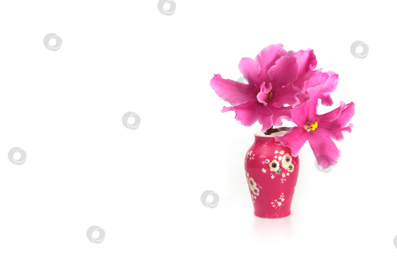 Скачать Красная китайская или японская ваза в старинных традициях, выделенная на белом фоне фотосток Ozero