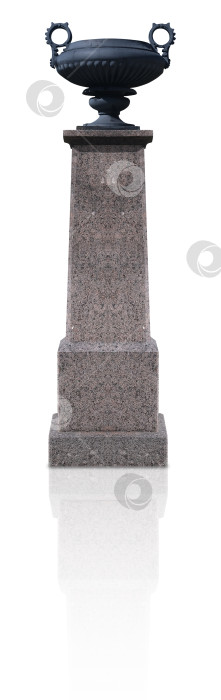 Скачать Бронзовая ваза на гранитной подставке, выделяющаяся на белом фоне. Элемент дизайна с контуром вырезки фотосток Ozero