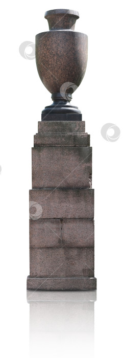 Скачать Гранитная ваза на гранитной подставке, выделяющаяся на белом фоне. Элемент дизайна с контуром вырезки фотосток Ozero