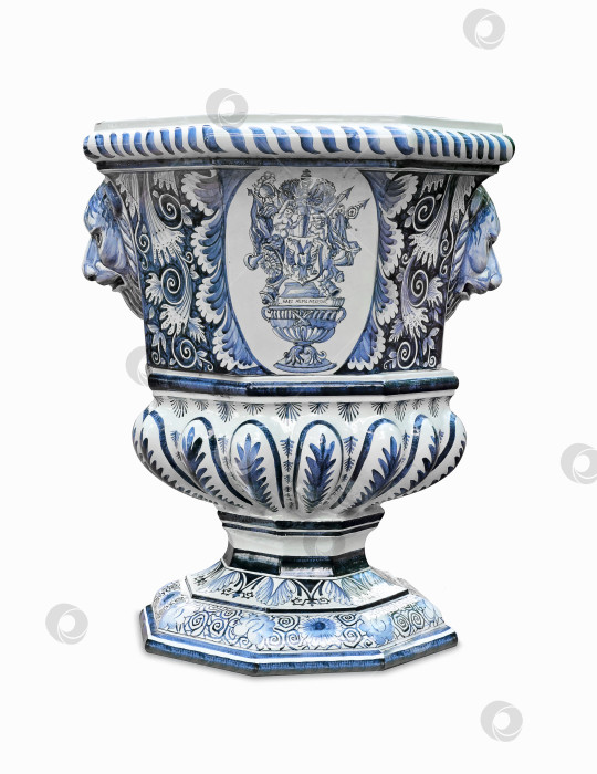 Скачать Старинная декоративная ваза из майолики, выделенная на белом фоне. Элемент дизайна с контуром вырезки фотосток Ozero