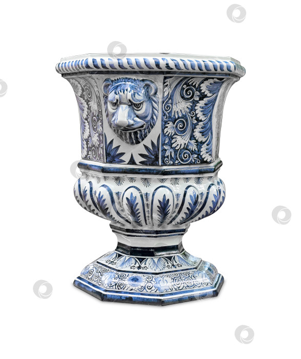 Скачать Старинная декоративная ваза из майолики, выделенная на белом фоне. Элемент дизайна с контуром вырезки фотосток Ozero