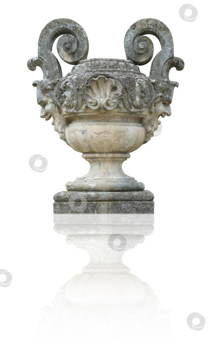 Скачать Каменная ваза на пьедестале, выделяющаяся на белом фоне. Элемент дизайна с контуром вырезки фотосток Ozero