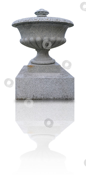 Скачать Садовая каменная (гранитная) ваза, выделенная на белом фоне. Элемент дизайна с вырезанной дорожкой фотосток Ozero