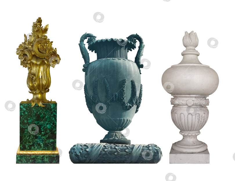 Скачать Золотая ваза-вазочка на малахитовой подставке, выделяющаяся на белом фоне. Элемент дизайна с контуром вырезки фотосток Ozero