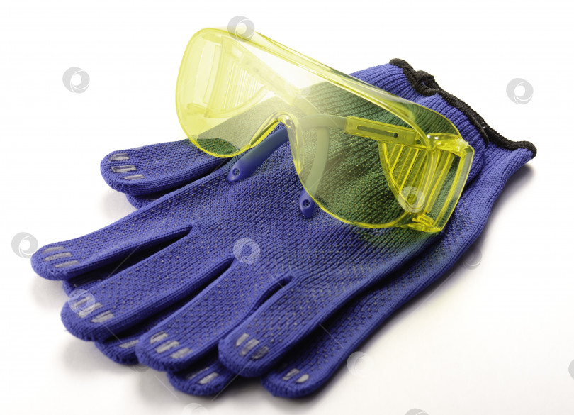 Скачать желтые защитные очки и перчатки, выделенные на белом фоне фотосток Ozero