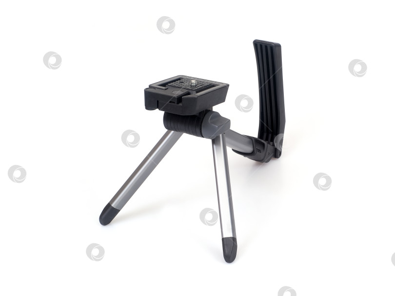 Скачать Плечевая скоба со встроенным мини-штативом для камеры, выделенная на белом фоне, готова к съемке. Чрезвычайно высокое разрешение фотосток Ozero