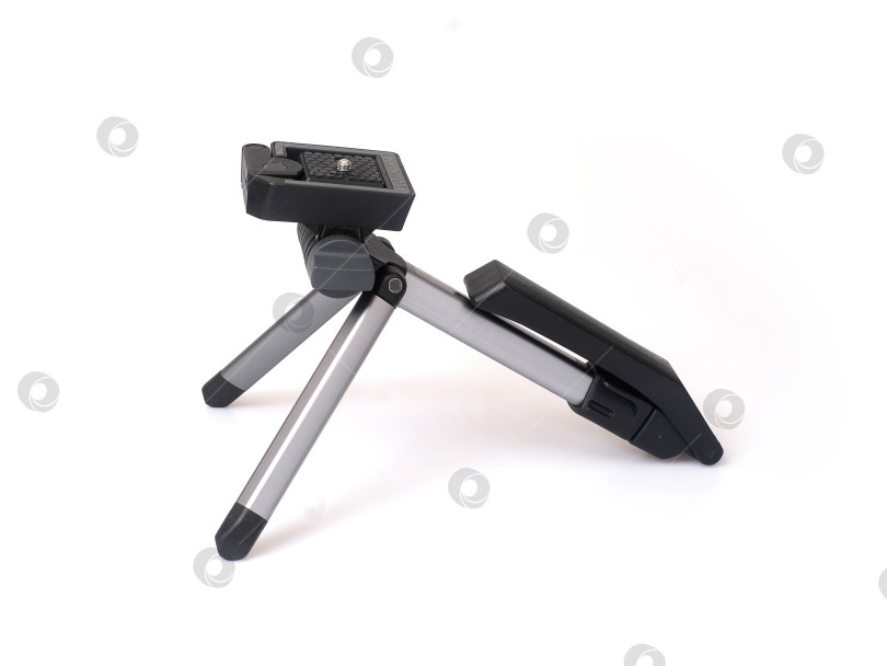 Скачать Плечевой ремень со встроенным мини-штативом для камеры, выделенный на белом фоне, готов к съемке. Чрезвычайно высокое разрешение фотосток Ozero