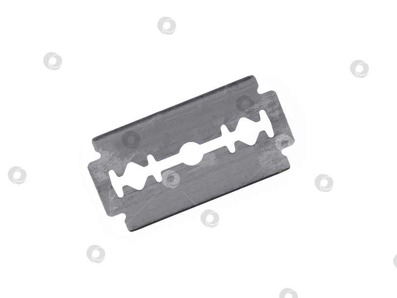 Скачать Одно металлическое лезвие бритвы расположено по центру и выделено на простом белом фоне фотосток Ozero