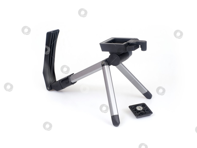 Скачать Плечевой ремень со встроенным мини-штативом для камеры, выделенный на белом фоне, готов к съемке. Чрезвычайно высокое разрешение фотосток Ozero