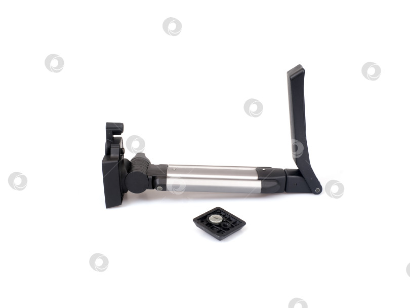 Скачать Плечевая скоба со встроенным мини-штативом для камеры, выделенная на белом фоне, готова к съемке. Чрезвычайно высокое разрешение фотосток Ozero