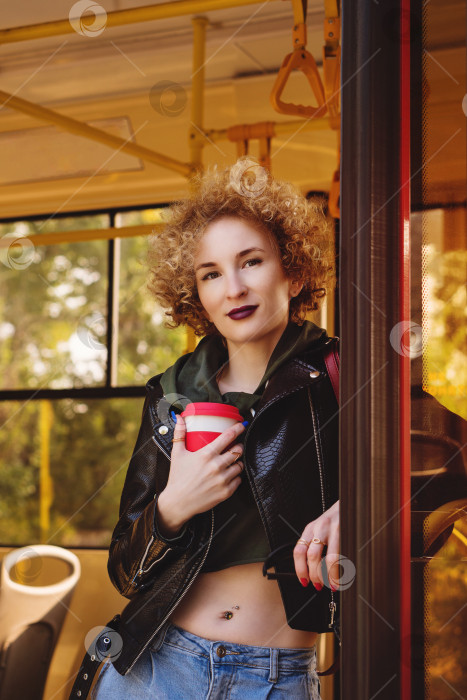 Скачать Девушка в метро с кофе навынос фотосток Ozero