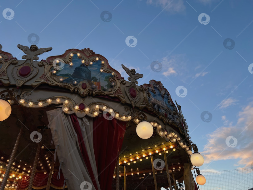 Скачать Карусель на закате фотосток Ozero