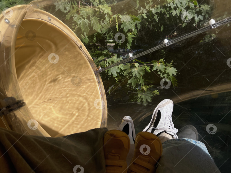 Скачать Мама и малыш катаются с горки фотосток Ozero