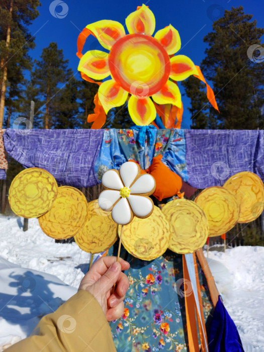 Скачать Имбирный пряник на фоне Масленицы. фотосток Ozero