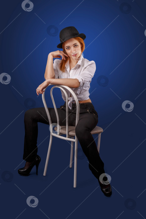 Скачать женщина на стуле фотосток Ozero