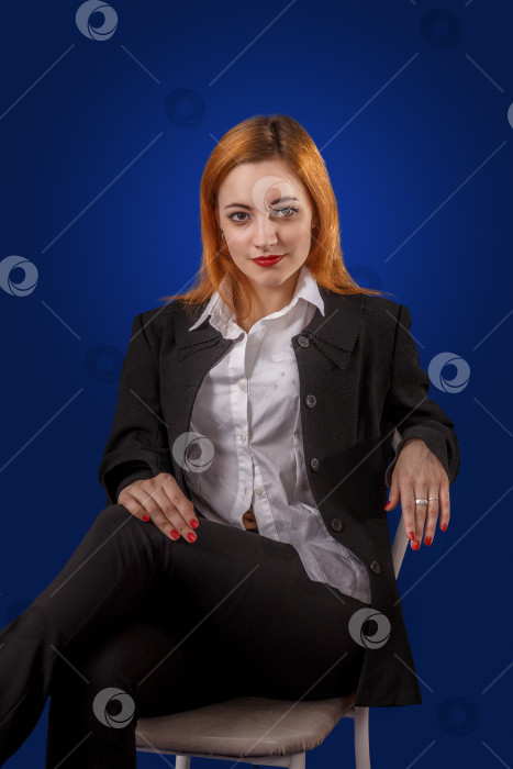 Скачать портрет деловой женщины на стуле фотосток Ozero