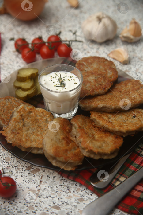 Скачать Картофельные драники жареные на столе фотосток Ozero