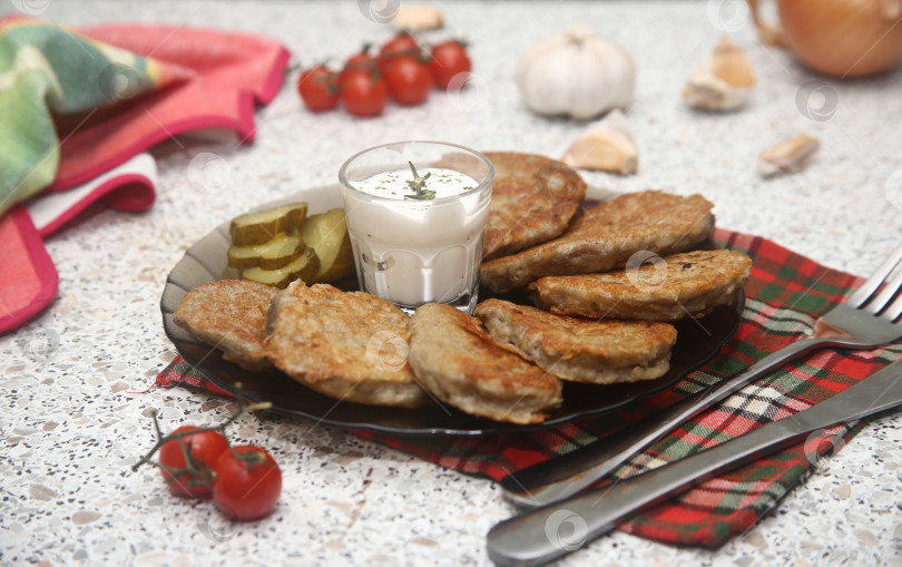 Скачать Картофельные драники жареные на столе фотосток Ozero