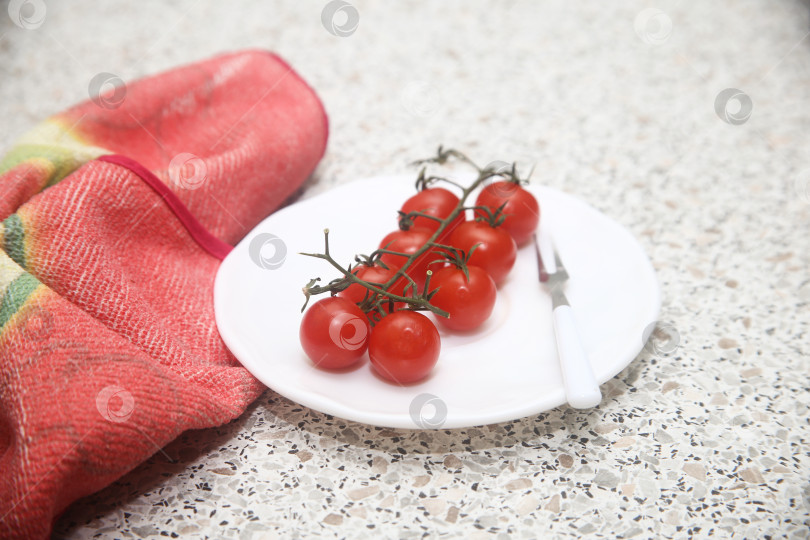 Скачать Помидоры черри красные на столе фотосток Ozero