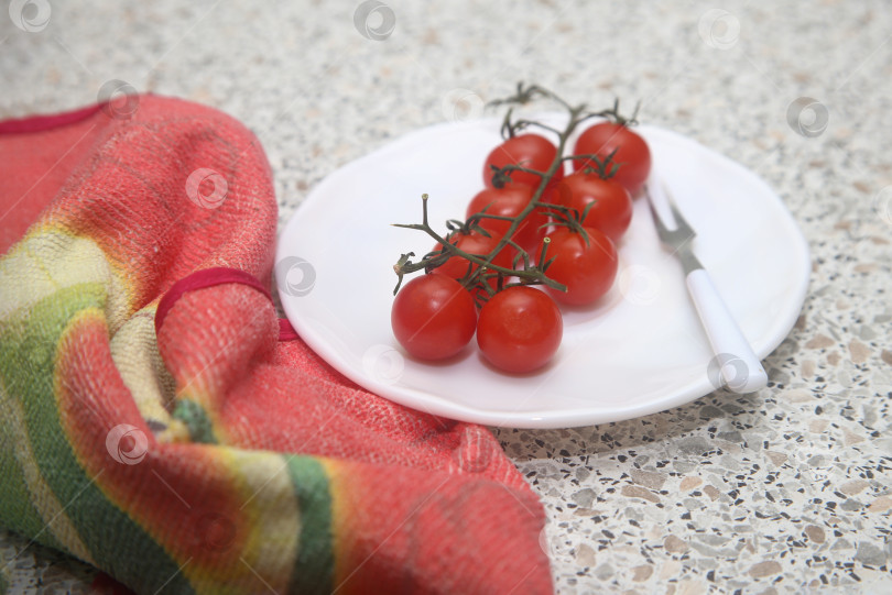 Скачать Помидоры черри красные на столе фотосток Ozero