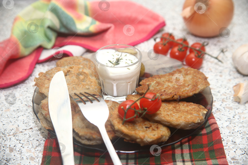 Скачать Картофельные драники жареные на столе фотосток Ozero