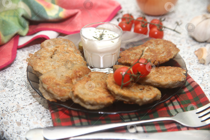 Скачать Картофельные драники жареные на столе фотосток Ozero
