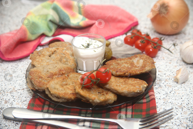 Скачать Картофельные драники жареные на столе фотосток Ozero