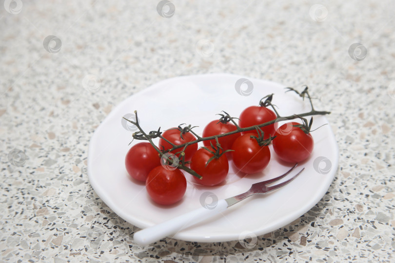 Скачать Помидоры черри красные на столе фотосток Ozero