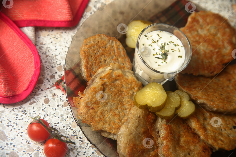 Скачать Жареные картофельные драники на тарелке фотосток Ozero