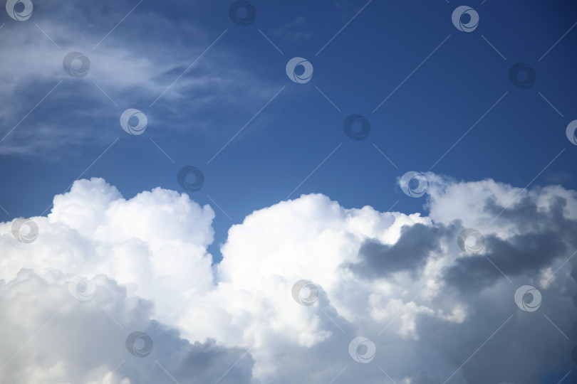 Скачать пейзаж с видом на синее небо фотосток Ozero