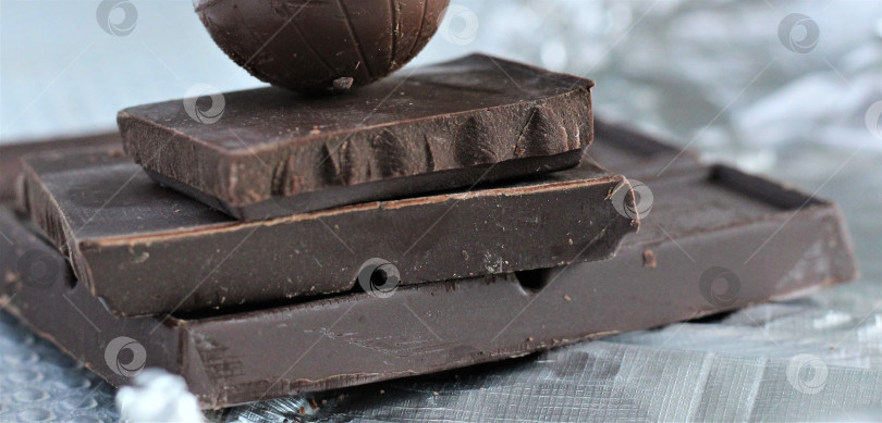 Скачать Молочный вкусный шоколад фотосток Ozero
