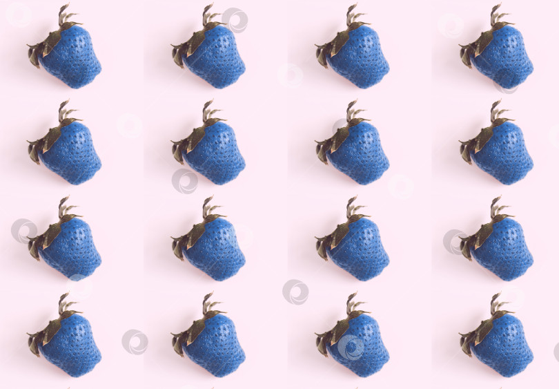 Скачать Бесшовный паттерн из синей клубники фотосток Ozero