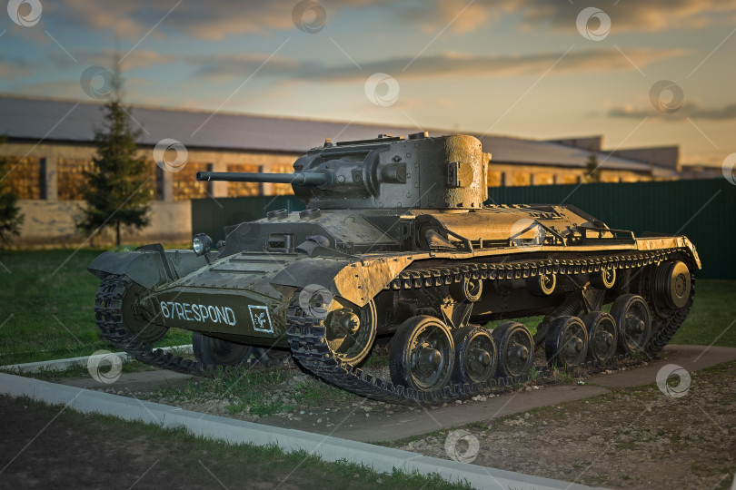 Скачать Танк Валент (пехотный Mk III, Valentine) , второй мировой войны, в танковом музее, на закате фотосток Ozero