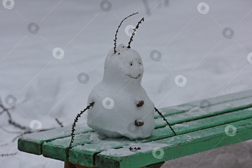 Скачать Снеговик на скамейке фотосток Ozero