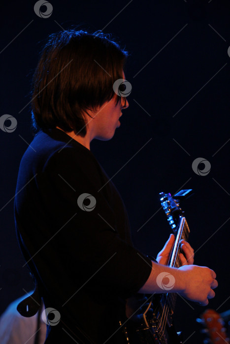 Скачать Музыкант играет на бас-гитаре фотосток Ozero