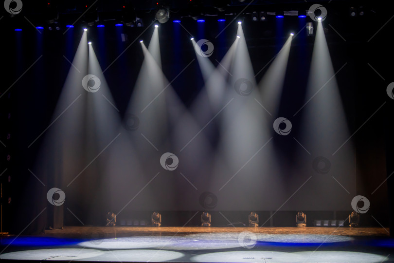 Скачать Пустая театральная сцена с белым освещением и прожекторами фотосток Ozero