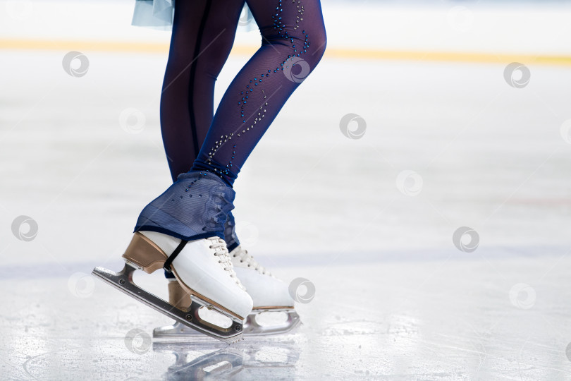 Скачать Фигуристы катаются на коньках во время скольжения по льду - профессиональное фигурное катание фотосток Ozero
