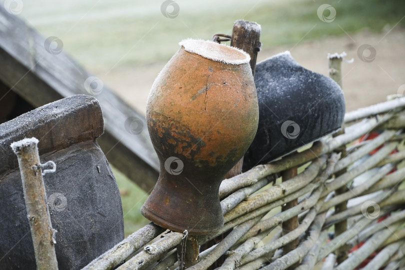 Скачать Глиняный горшок и прочая утварь на сельском плетне. Деревенское домовое хозяйство. фотосток Ozero
