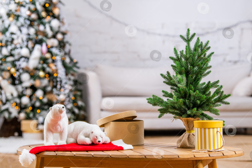 Скачать Пустой деревянный стол или пол с рождественскими элементами на размытом фоне ели. Для демонстрации товара или монтажа. фотосток Ozero