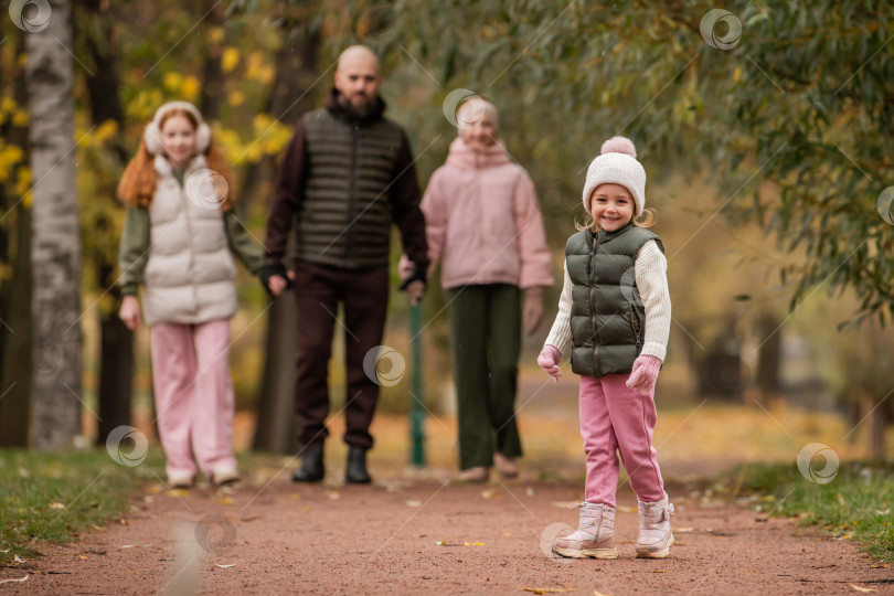 Скачать счастливая традиционная многодетная семья прогуливается по осеннему парку. фотосток Ozero