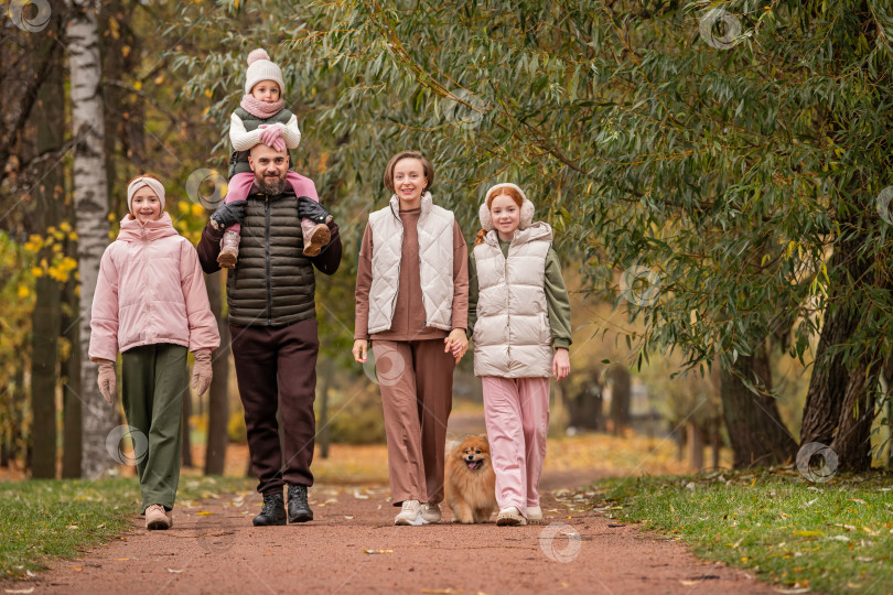 Скачать счастливая традиционная многодетная семья прогуливается по осеннему парку. фотосток Ozero