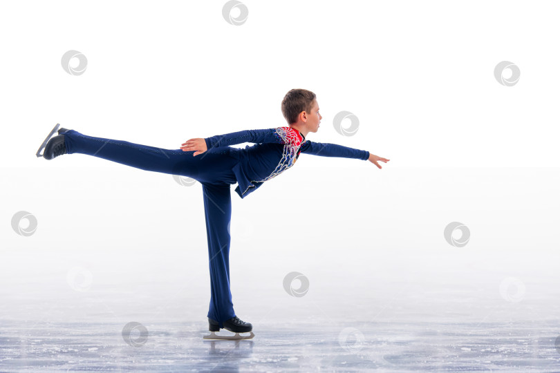 Скачать Мальчик-фигурист в шапке Санта-Клауса катается на коньках. фотосток Ozero