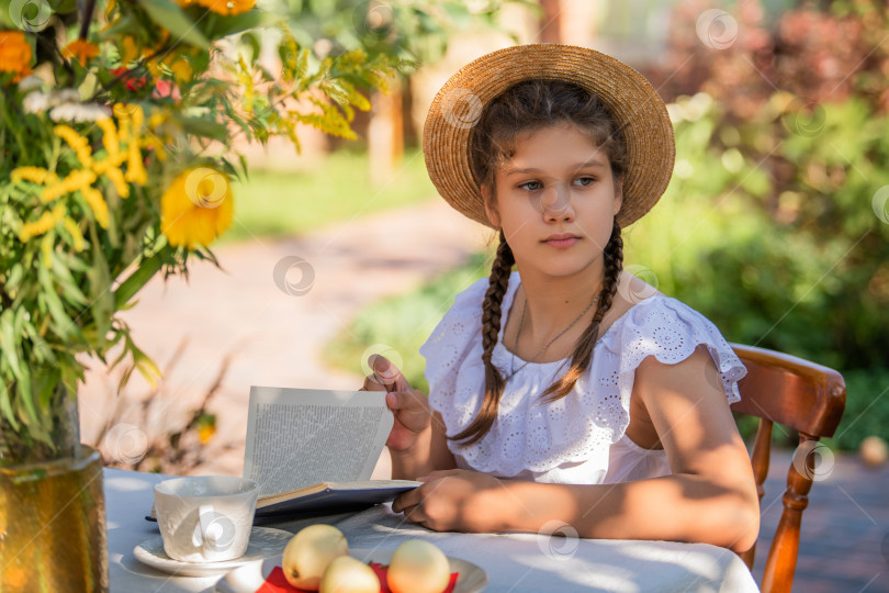 Скачать Девушка читает книгу на открытом воздухе под деревом летом фотосток Ozero