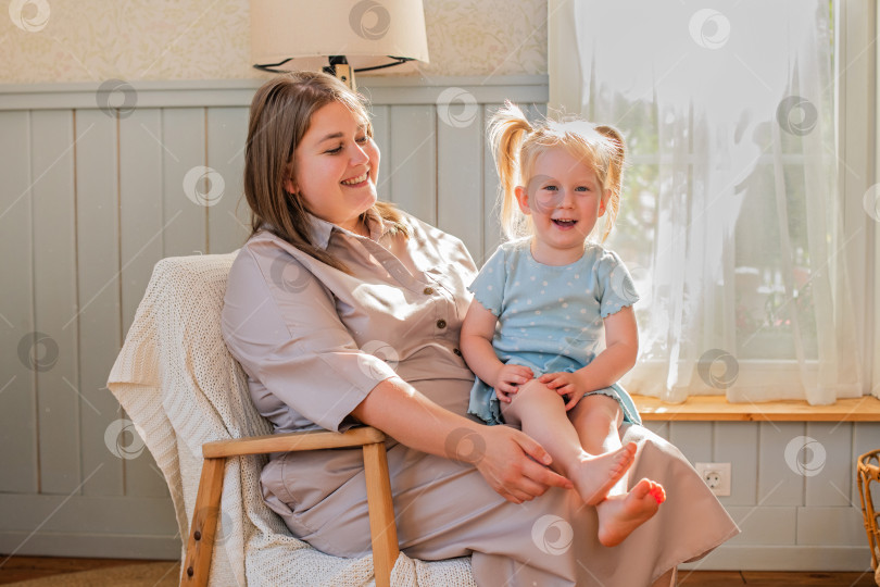 Скачать Мать играет со своей маленькой дочкой и щекочет ее босые ножки. фотосток Ozero