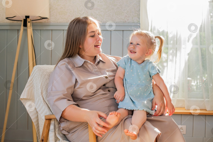 Скачать Мать играет со своей маленькой дочкой и щекочет ее босые ножки. фотосток Ozero