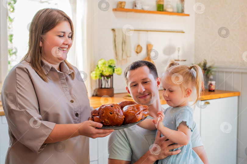 Скачать Семья наслаждается совместным завтраком на уютной кухне фотосток Ozero