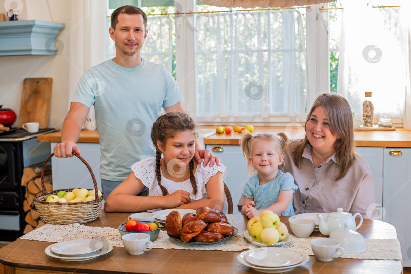Скачать Семья наслаждается свежеиспеченной выпечкой на кухне фотосток Ozero