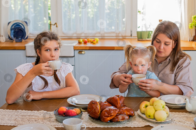 Скачать Семья наслаждается свежеиспеченной выпечкой на кухне фотосток Ozero