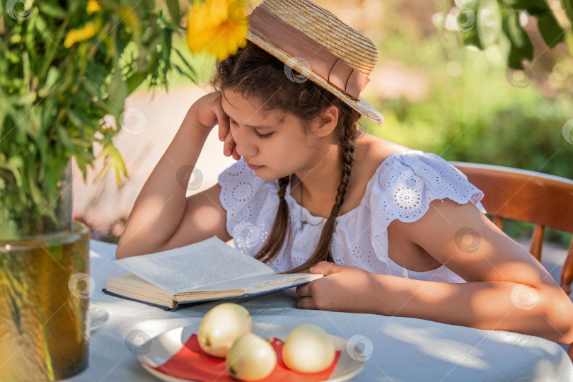 Скачать Девушка читает книгу на открытом воздухе под деревом летом фотосток Ozero