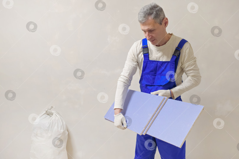 Скачать строитель несет использованный гипсокартон фотосток Ozero